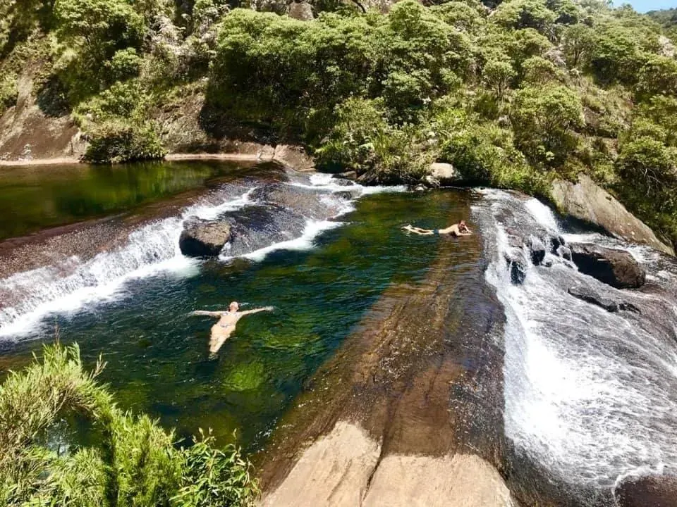 Piscinas naturais e quedas de água entre as pedras no Caparaó